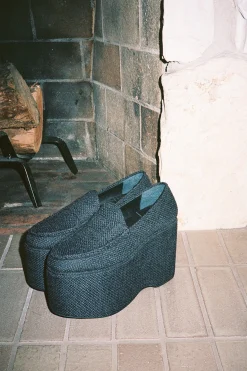 Store SOARING Closed Toe